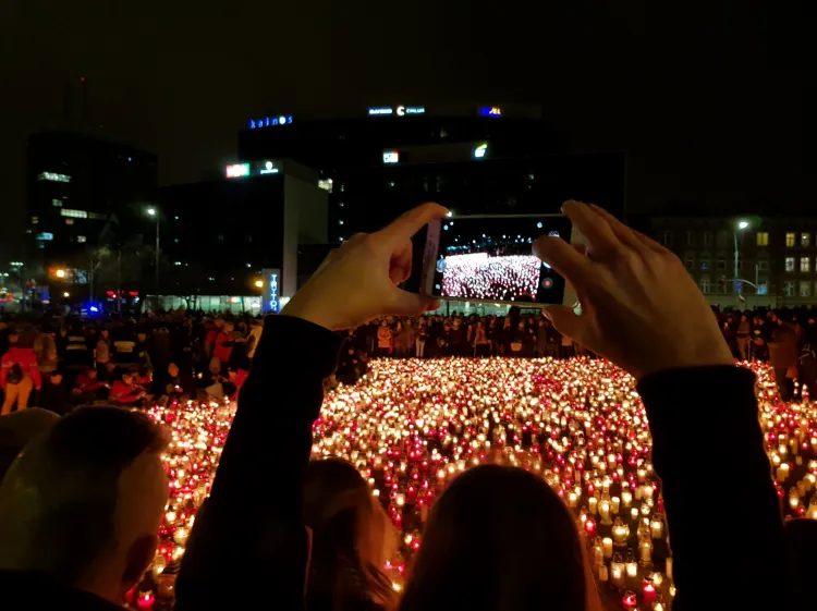 Ogromne serce utworzone ze zniczy przyniesionych na pl. Solidarności przez mieszkańców Gdańska i inne osoby, pragnące uhonorować zmarłego prezydenta Pawła Adamowicza.