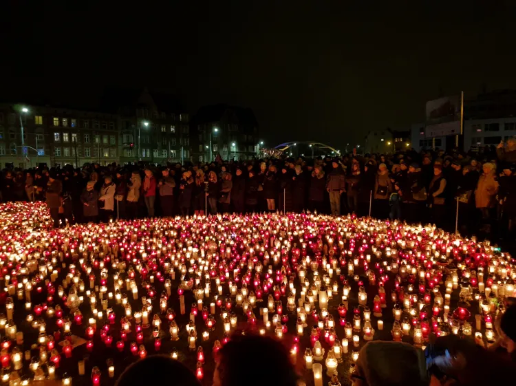 Ogromne serce utworzone ze zniczy przyniesionych na pl. Solidarności przez mieszkańców Gdańska i inne osoby, pragnące uhonorować zmarłego prezydenta Pawła Adamowicza.