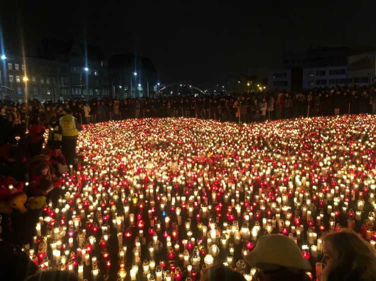 Ogromne serce utworzone ze zniczy przyniesionych na pl. Solidarności przez mieszkańców Gdańska i inne osoby, pragnące uhonorować zmarłego prezydenta Pawła Adamowicza.