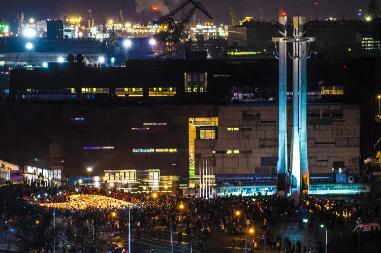 Wielkie serce ułożone ze zniczy na pl. Solidarności w Gdańsku.