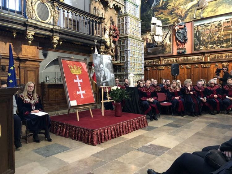 Uroczysta sesja Rady Miasta Gdańska w Dworze Artusa poświęcona pamięci tragicznie zmarłego prezydenta Pawła Adamowicza.