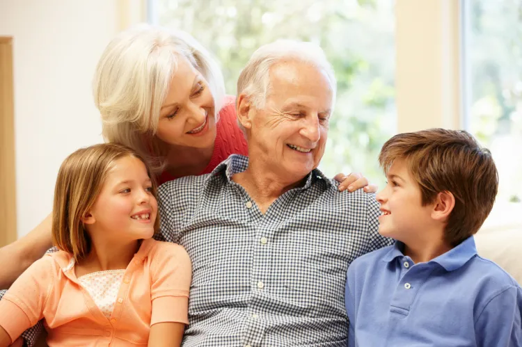Dziś dziadkowie są aktywniejsi, zdrowsi, żyją dłużej, dlatego też inaczej spędzają czas z wnukami niż dziadkowie sprzed paru dekad.
