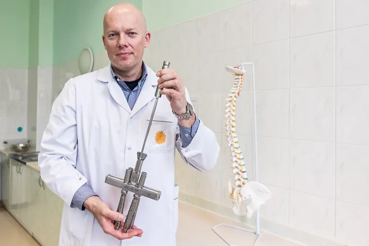 Głównym chirurgiem podczas pionierskiej operacji był dr hab. n. med. Rafał Pankowski. Na zdj. gdański ortopeda prezentuje stworzony przez siebie Derotator Pankowskiego - nowatorskie narzędzie chirurgiczne służące do operacyjnego leczenia skolioz.