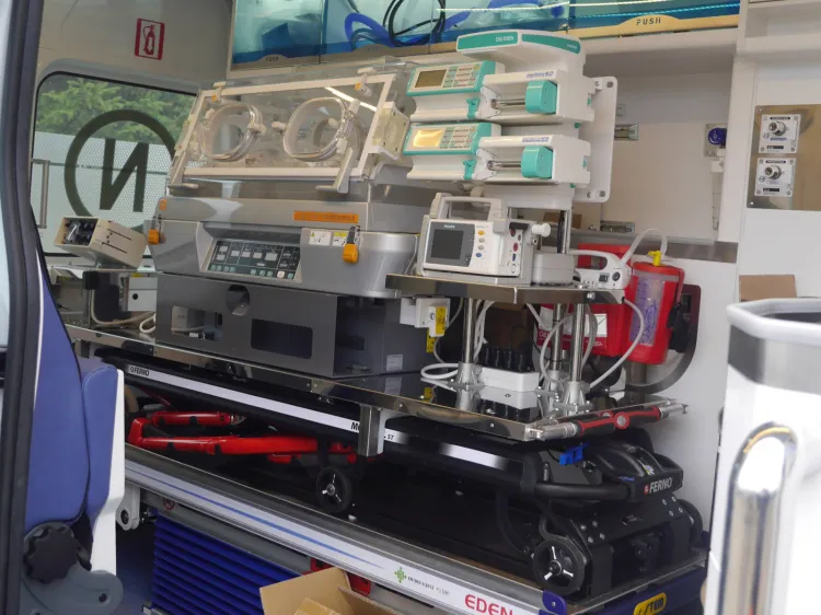  Ambulans ma na pokładzie m.in. inkubator ze specjalnym podnośnikiem, w którym można transportować maluszki w najcięższych stanach, a także najnowocześniejszy respirator.