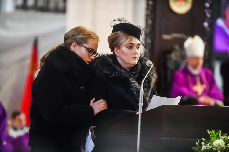 Magdalena Adamowicz z córką Antoniną przemawia podczas pogrzebu Pawła Adamowicza. 