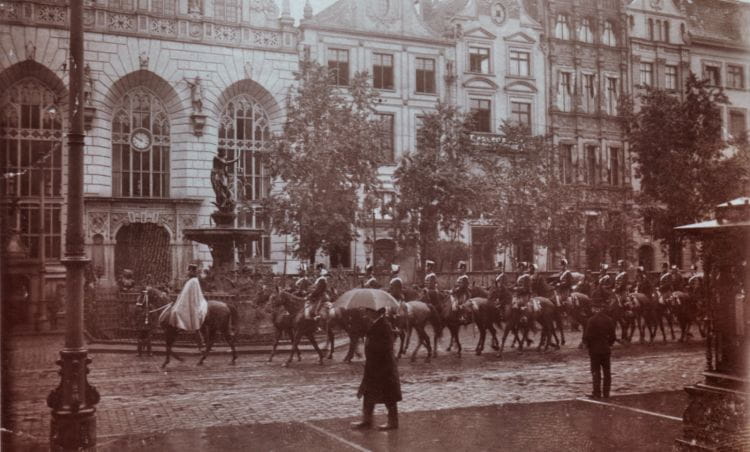 Parada Czarnych Huzarów na ul. Długi Targ w Gdańsku. Zdjęcie z początku XX wieku. 
