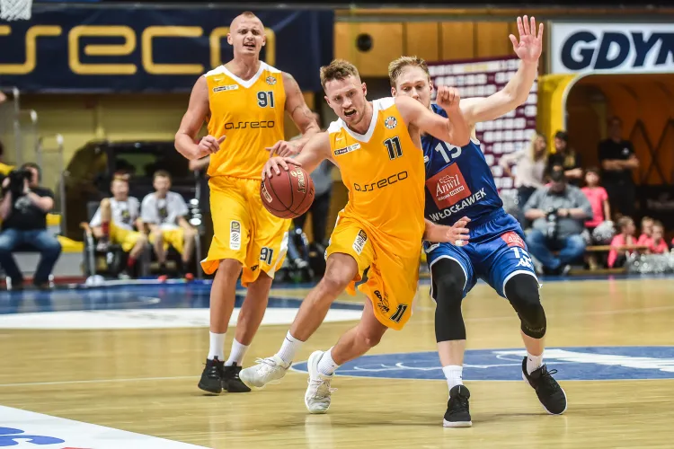 Koszykarze Arki już po raz trzeci w tym sezonie zmierzą się z Anwilem. Na zdjęciu Marcel Ponitka (nr 11) i Dariusz Wyka (nr 91) oraz Jarosław Zyskowski (nr 15).