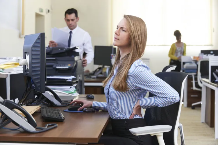Bóle kręgosłupa to częsty problem u pracowników biurowych.