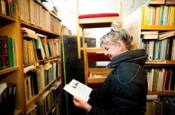 W bibliotece można znaleźć takie rarytasy, jak radziecką encyklopedię powszechną czy masę książek naukowych, które czasem trudno dostać nawet w specjalistycznych bibliotekach uniwersyteckich.