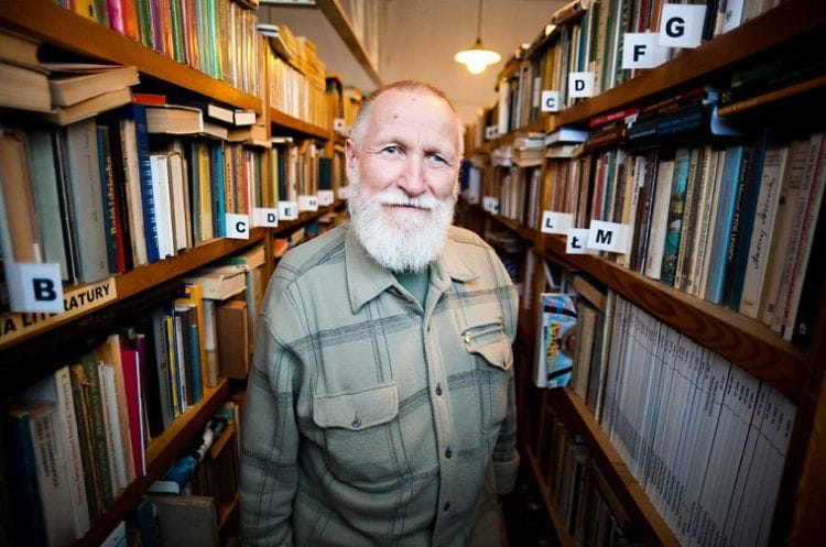 Jan Urbanik wśród księgozbioru biblioteki, który liczy przeszło 20 tys. pozycji.