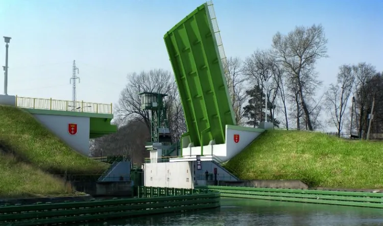 Most zwodzony w Przegalinie umożliwi przepływ z Wisły na Martwą Wisłę łodziom, których wysokość przekracza osiem metrów.