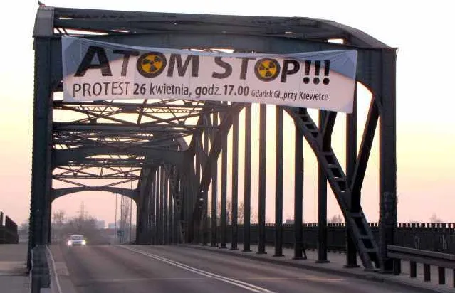 Kilkumetrowy "antyatomowy" baner powieszono na wiadukcie w Gdańsku Wrzeszczu. 
