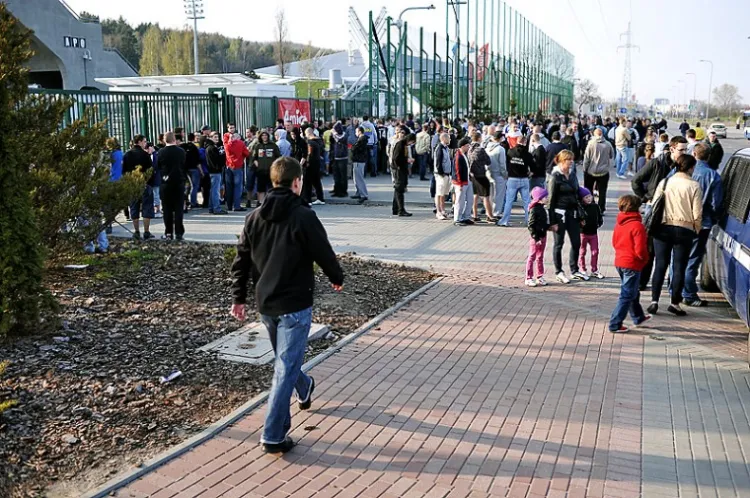 Pseudokibice skutecznie zablokowali wejście na stadion sympatykom Bałtyku.