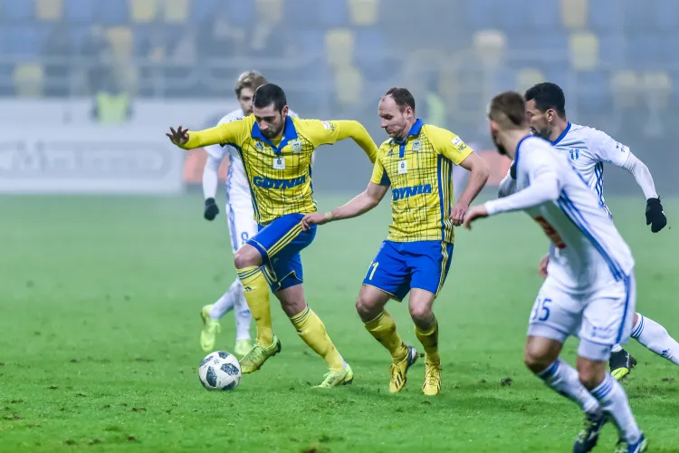Luka Zarandia (z piłką) i Rafał Siemaszko strzelili zwycięskie gole dla Arki Gdynia w trzecim sparingu w Turcji. Trzecia drużyna ligi ukraińskiej pokonana 2:0. 