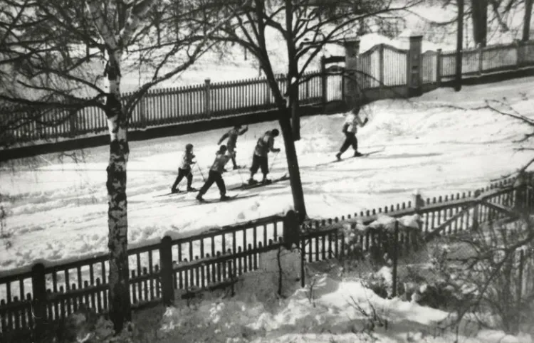 Wyprawa na narty rodziny Szymborskich, Sopot, 1947 r.  (ze zbiorów Andrzeja Szymborskiego). Zdjęcie z książki "Mewa na patyku".