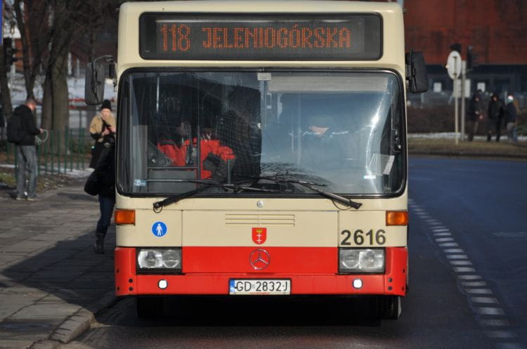 Trasa linii 118 przebiega między Wałami Piastowskimi a Jeleniogórską na Ujeścisku.