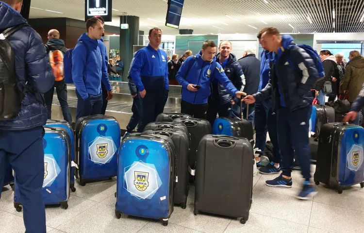 Piłkarze Arki na lotnisku już po podróży do Polski.
