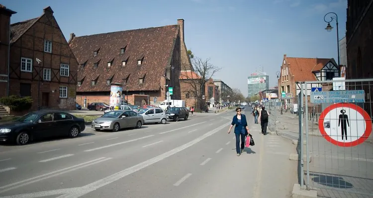 Ul. Podmłyńska w centrum Gdańska. Nawet najlepszym kierowcom trudno wskazać, które linie tu obowiązują.