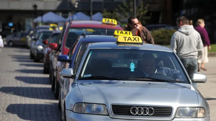 Taksówkarz to zawód dla osób, które potrafią się zdyscyplinować i są cierpliwe, zwłaszcza wyczekując na klienta.