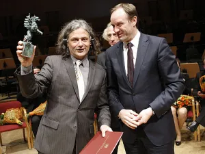 Jednym z laureatów Pomorskiej Nagrody Artystycznej został fotograf Maciej Kosycarz (z lewej)