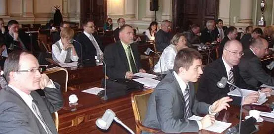 Na następnej sesji laptopy mają zastąpić papier. Z powodu słabego wzroku wyłamał się jedynie Krzysztof Wiecki z PiS (pierwszy z lewej).