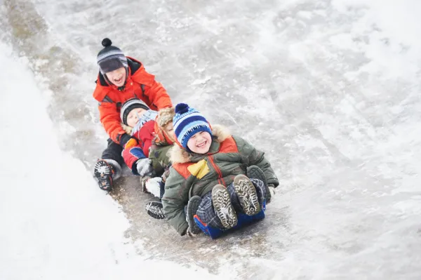 Dzieciaki już nie mogą się doczekać przerwy, wiele z nich wyjeżdża na narty w góry, inne do rodziny, a pozostali na różnego rodzaju zimowiska.