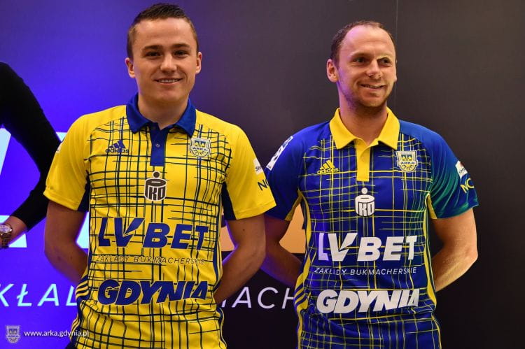 Nowe koszulki Arki Gdynia zaprezentowali piłkarze: Michał Nalepa (żółta koszulka) i Rafał Siemaszko (niebieska koszulka).