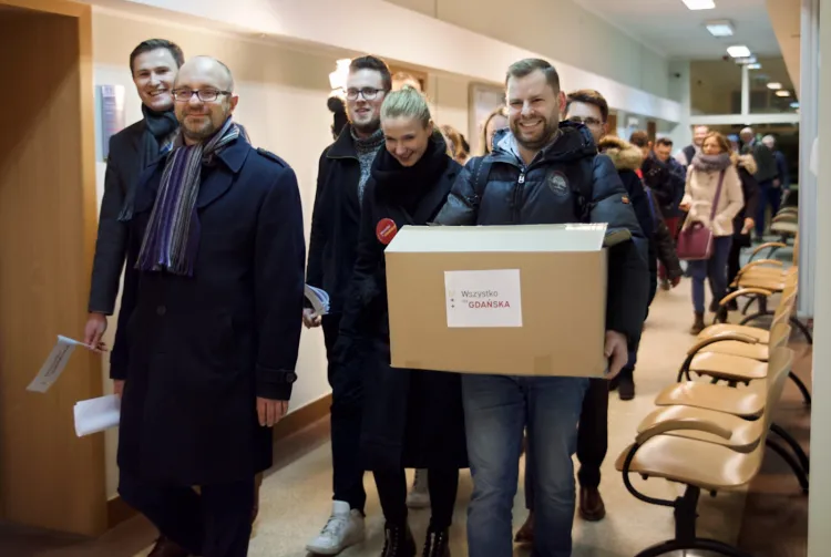 Przedstawiciele komitetu Wszystko dla Gdańska Aleksandry Dulkiewicz już dwukrotnie składali podpisy niezbędne do zarejestrowania jego kandydatki w wyborach na prezydenta Gdańska.