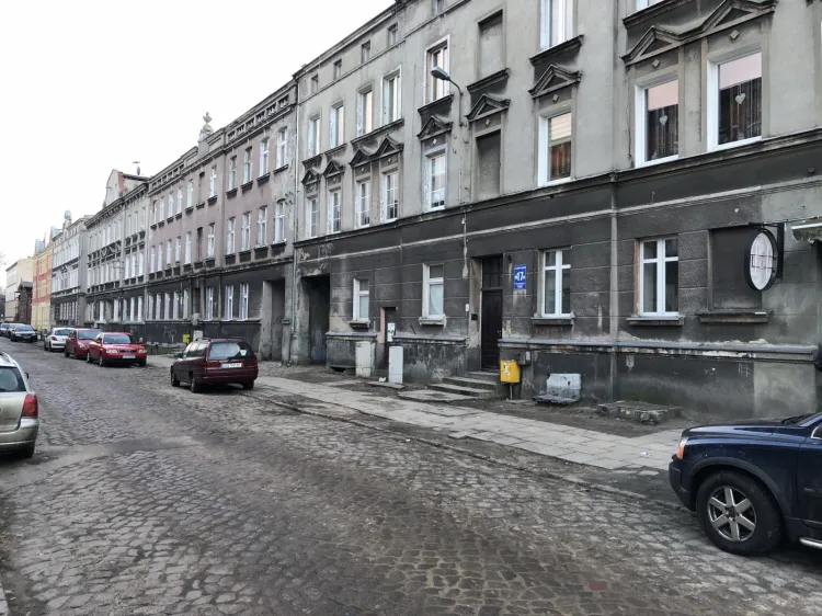 Lokal na parterze budynku przy Strajku Dokerów 17 powinien  być zamieszkany od września. Tymczasem wciąż trwają tam poprawki po remoncie.