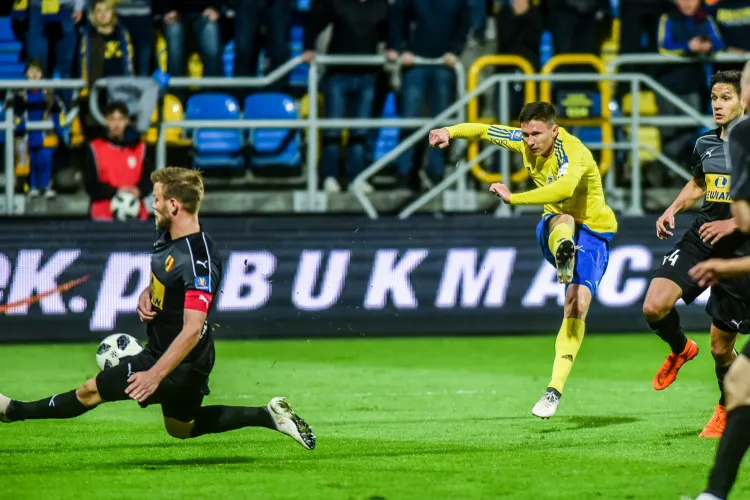 Czy piłkarze Arki Gdynia pierwszy raz od 2006 roku zdobędą gola i wygrają na inauguracje wiosny w ekstraklasie? Na zdjęciu strzela Maciej Jankowski, blokuje Bartosz Rymaniak, kapitan Korony Kielce. 