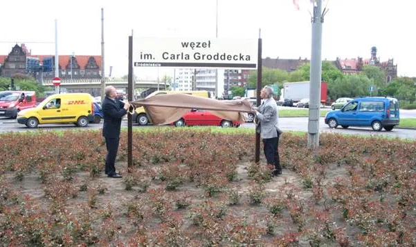 Peter von Groddeck (z prawej) odsłania tablicę z nazwą węzła drogowego imienia jego przodka. 