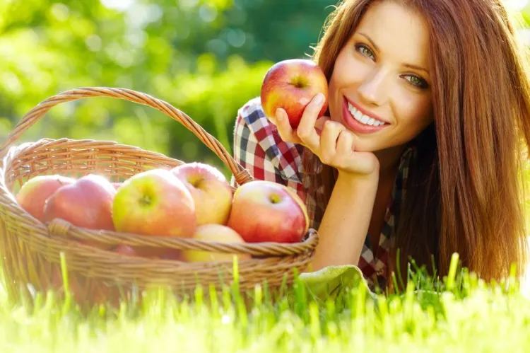 Sok owocowy nie zastąpi świeżych, surowych owoców. Warto je jeść 1-2 razy dziennie.