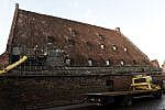 Pracownicy budowlani rozpoczęli demontaż dachówek z dachu Wielkiego Młyna w Gdańsku.