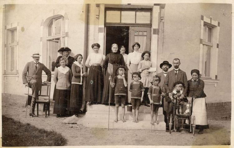 Jan Radtke (drugi z prawej) z letnikami, przed wejściem do swego domu w Gdyni, ok. 1914 r. Ze zbiorów Muzeum Miasta Gdyni.