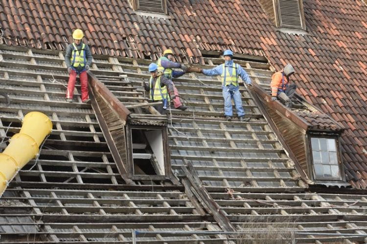 Rozpoczęto demontaż poszycia dachu Wielkiego Młyna w Gdańsku.