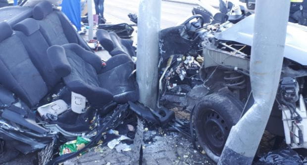W wypadku na ul. Chwarznieńskiej zginęło trzech mężczyzn. Samochód po uderzeniu w słup został doszczętnie zniszczony.