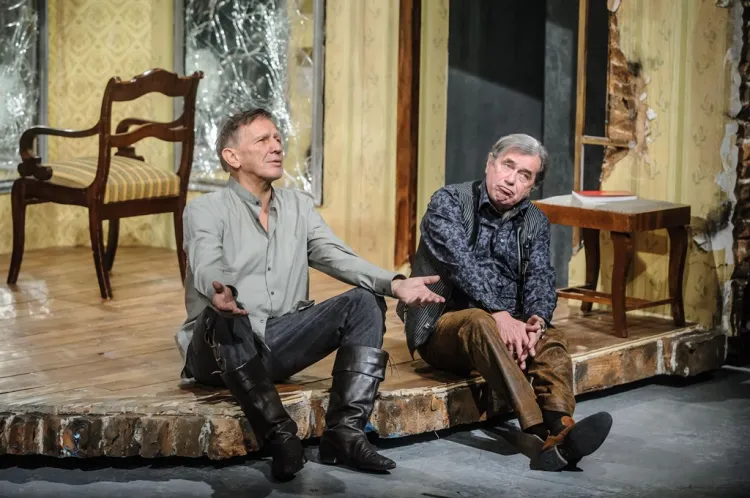 "Garderobiany" to spektakl-pojedynek dwóch wielkich aktorskich osobowości: Jana Englerta (po lewej) i Janusza Gajosa (po prawej).