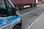 Policyjna kontrola ciężarówek.