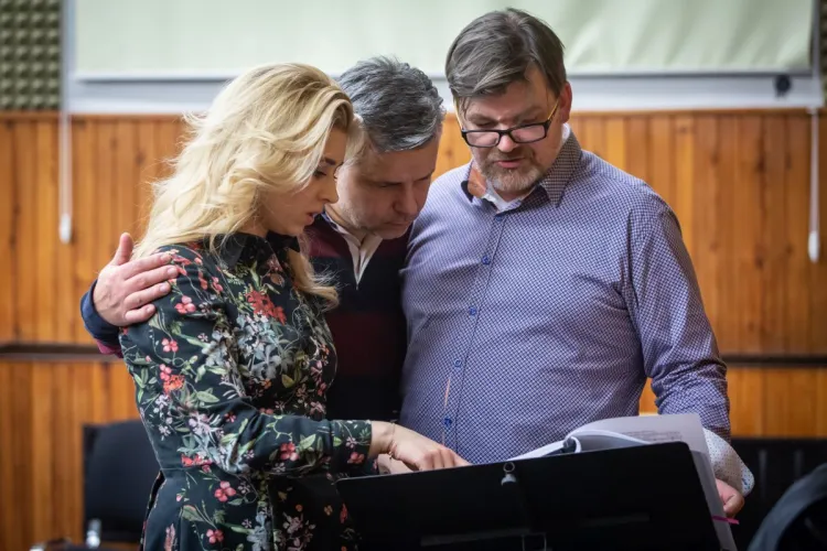Premiera "Thaïs" odbędzie się 1 marca. Bilety na premierę w cenie 90-130 zł, na pozostałe spektakle 50-90 zł. Na zdjęciu wraz z reżyserem stoi Katarzyna Wietrzny (Thaïs) i Marcin Bronikowski (Atanael).
