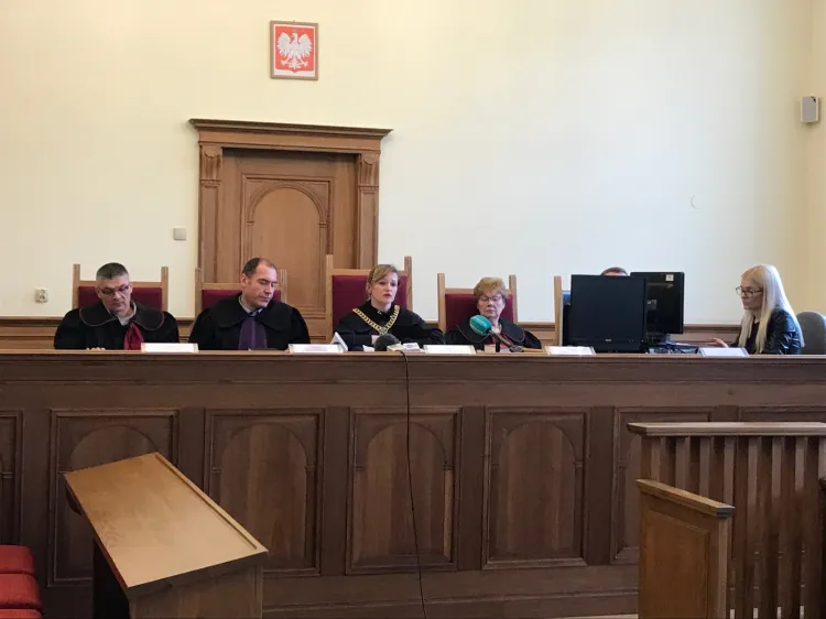 Sędzia Sądu Okręgowego w Gdańsku Joanna Więckowska odczytuje treść wyroku.