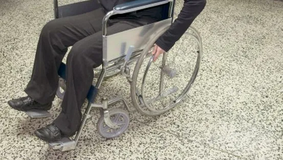 Jeden z pacjentów Szpitala Wojewódzkiego uciekł z niego, kradnąc wózek inwalidzki.