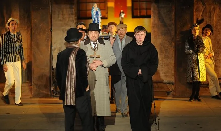 W spektaklu Teatru im. Modrzejewskiej w Legnicy i Gdańskiego Teatru Szekspirowskiego dramat Romeo i Julii rozgrywa się w licznym towarzystwie najprzeróżniejszych dewocjonaliów.
