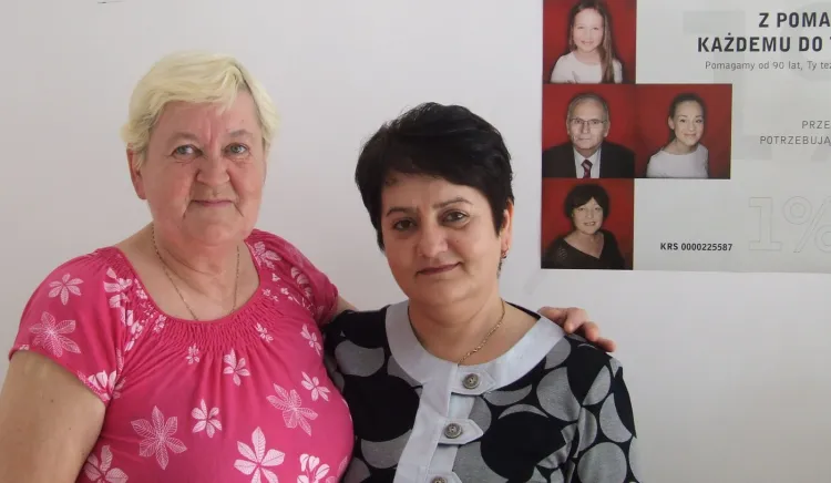 Jolanta Bielańska (od lewej) i Barbara Olszewska, pracują w PCK, bo kochają pomagać ludziom