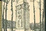 Pomnik poległych ze Stogów, odsłonięty 21 sierpnia 1921 r. Ze zbiorów Krzysztofa Gryndera. Znajdował się niedaleko północno-zachodniego krańca Pustego Stawu. Zlikwidowany po 1945 r.