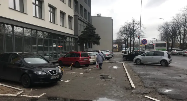 Parkowanie przy Urzędzie Skarbowym w Gdyni okazuje się być zarzewiem konfliktu mieszkańców z urzędnikami.