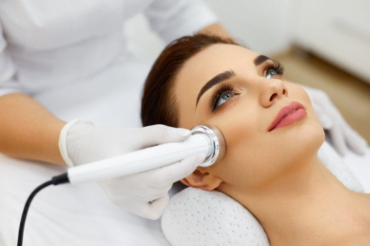 30 lat to idealny czas na rozpoczęcie systematycznej pielęgnacji kosmetologicznej w gabinecie oraz dobór odpowiednich zabiegów i urządzeń dostosowanych do profilaktyki starzeniowej.