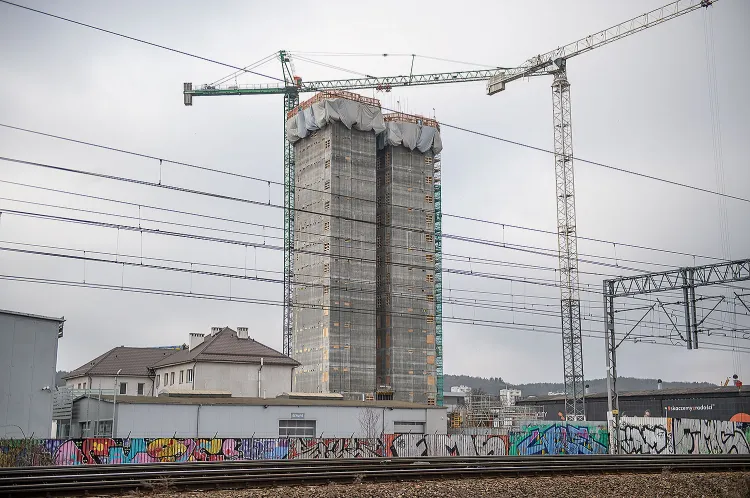 Te dwie wieże to tak naprawdę trzon jednego budynku biurowego, który powstaje w Oliwie. 