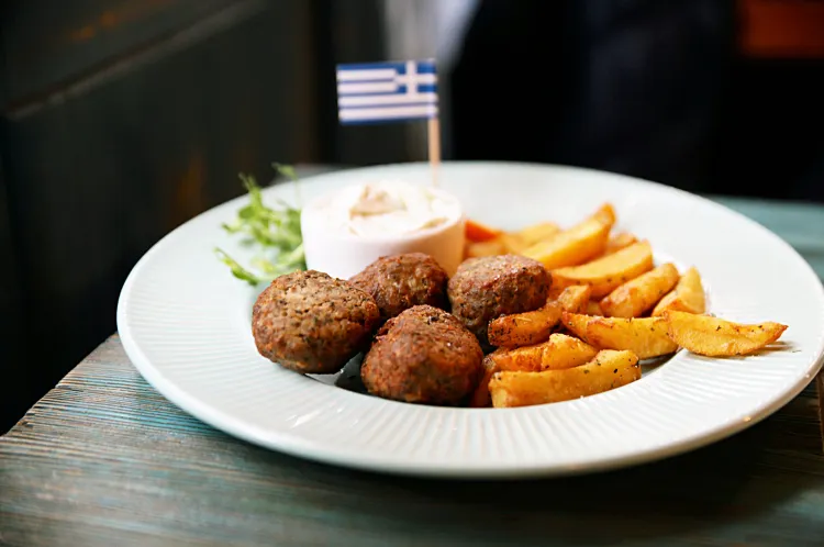 W kolejnym odcinku sprawdzamy działającą od 18 lat restaurację Santorini w Gdyni. Na zdjęciu: kieftedakia - kotleciki mielone przyprawione miętą, podawane z sosem tzatziki.