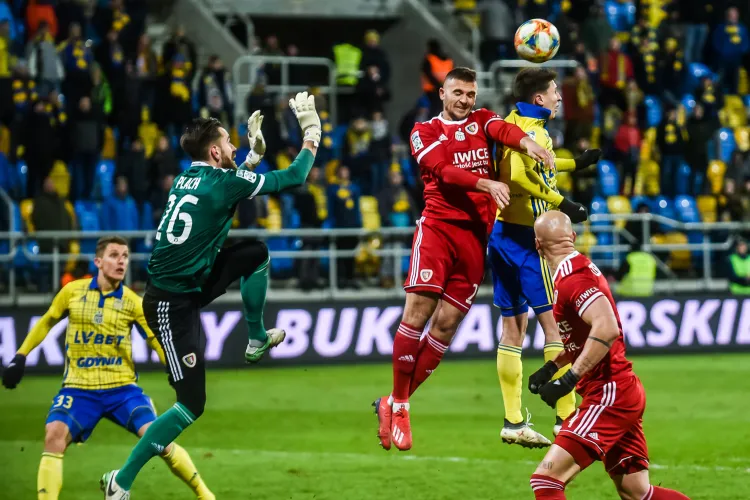 Trzy ostatnie gole dla Arki Gdynia po stałych fragmentach gry strzelił obrońca Damian Zbozień (nr 33). Jednak w takich sytuacjach żółto-niebiescy więcej stracili niż zdobyli bramek w tym sezonie. 