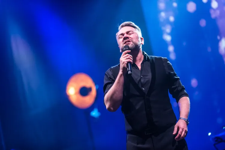 Kuba Badach zaśpiewa piosenki Andrzeja Zauchy 5 marca w Teatrze Muzycznym.